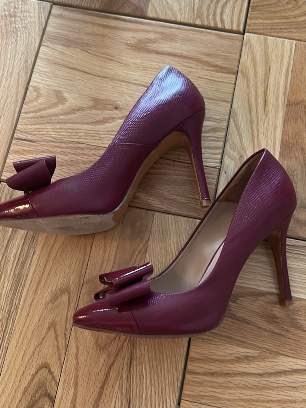 Butrich Women's Burgundy Patent Pointed-Toe Bow Heels - Picture 2 of 5